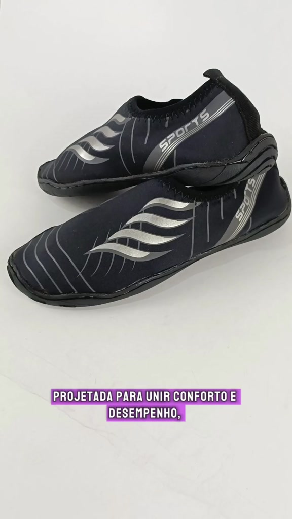 Sapatilha aquática em neoprene preta com estampa flame e sola emborrachada antiderrapante