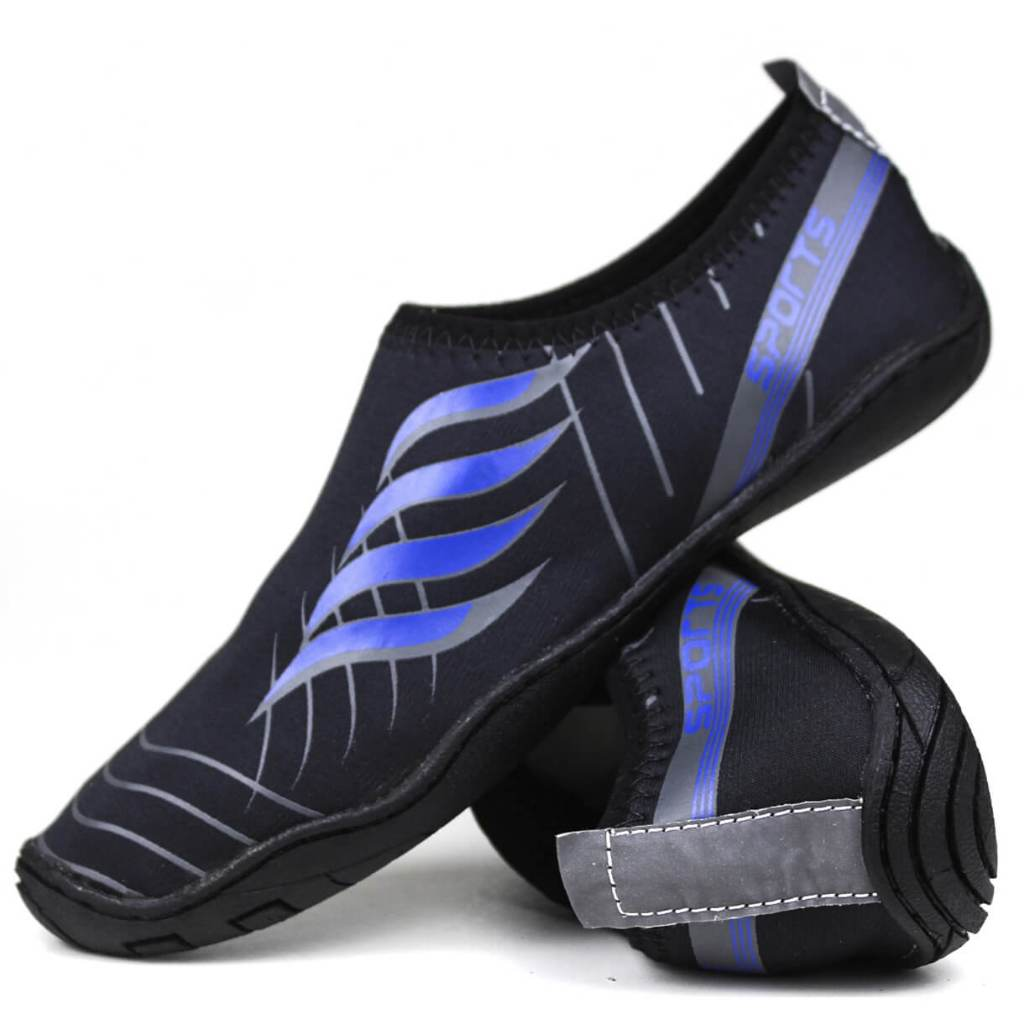 Sapatilha aquática em neoprene preta com estampa flame e sola emborrachada antiderrapante