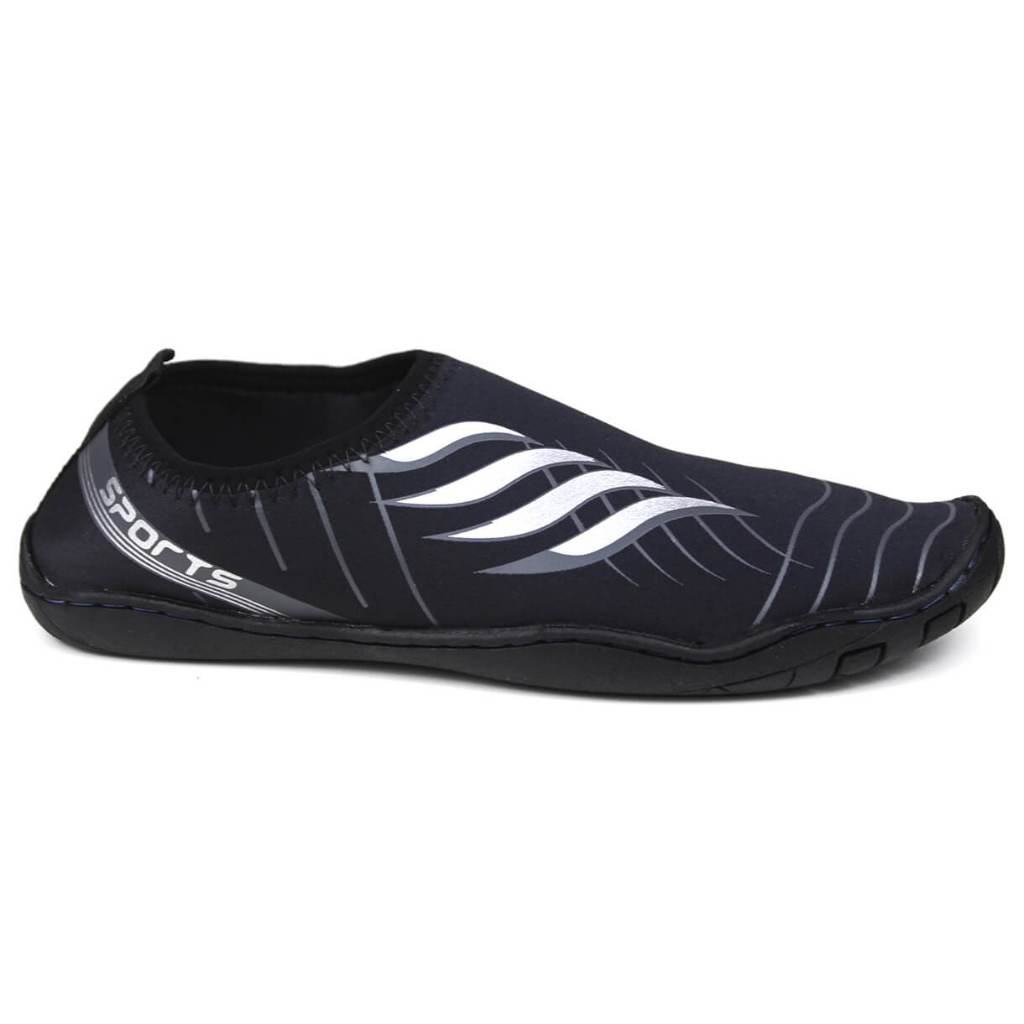 Sapatilha aquática em neoprene preta com estampa flame e sola emborrachada antiderrapante