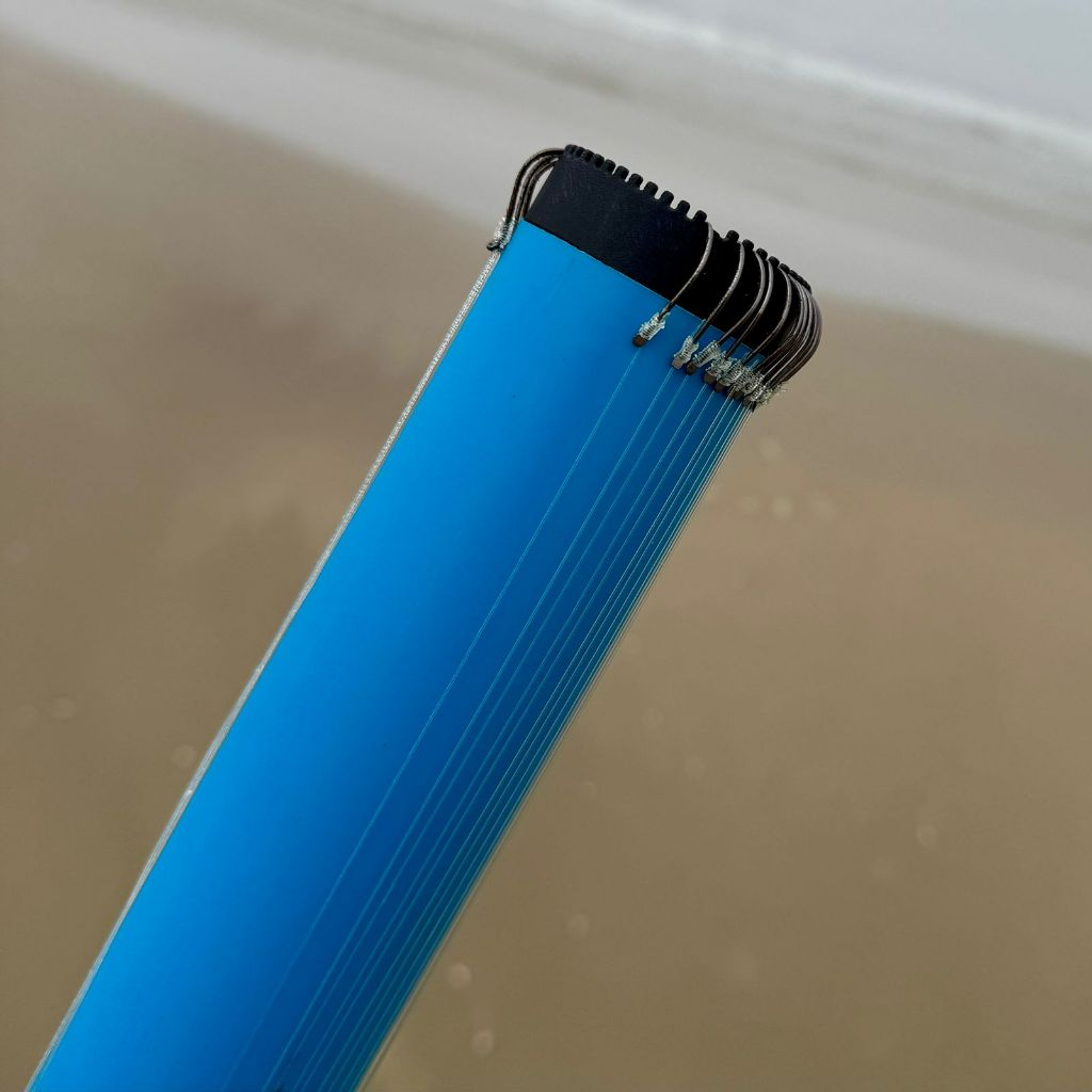 Porta Anzol de Pesca 50cm Modelo Cano – Para até 50 Anzóis – Cor Azul – Chumbada Oficial